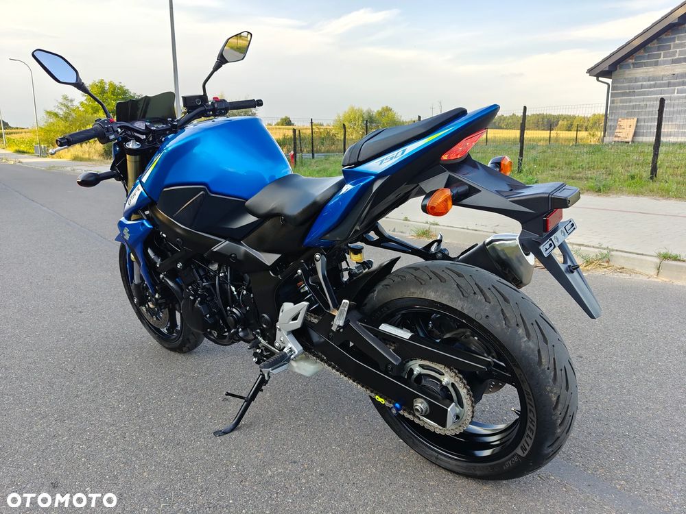 Suzuki GSR - 11