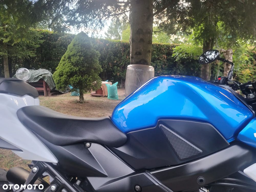 Suzuki GSR - 8