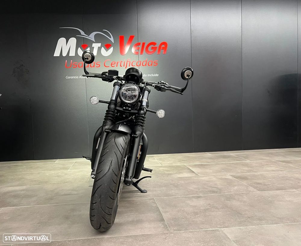 Triumph Bonneville Bobber Black - 10