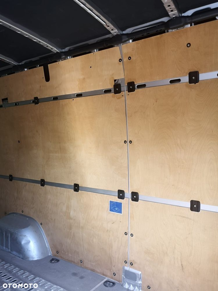 Mercedes-Benz Sprinter - 12