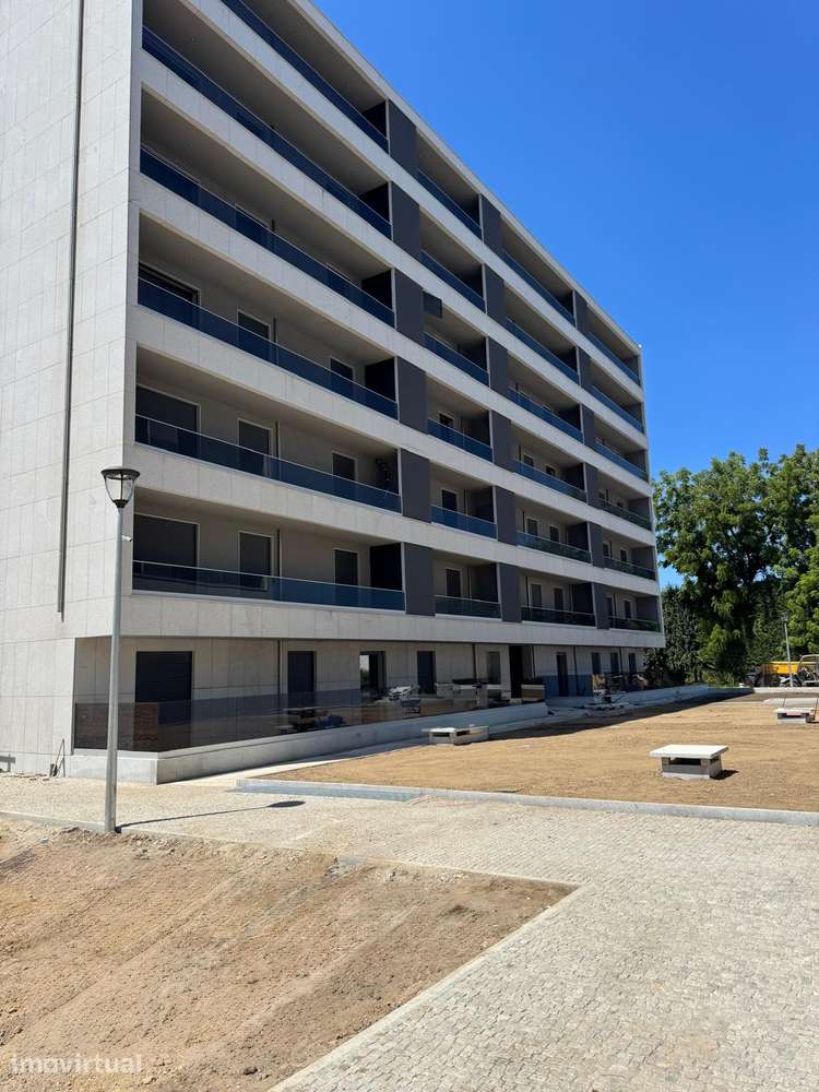 Fantástico T1 com varanda, lugar de garagem com vista para o S. João - Grande imagem: 3/13