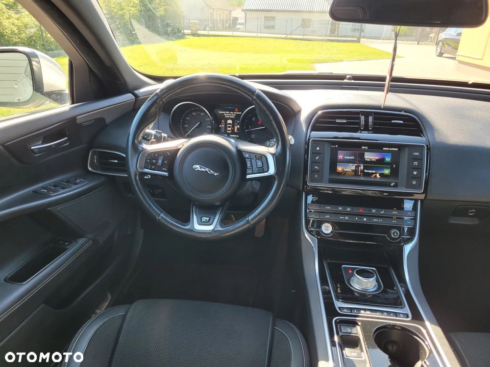 Jaguar XE 2.0 D R-Sport - 16