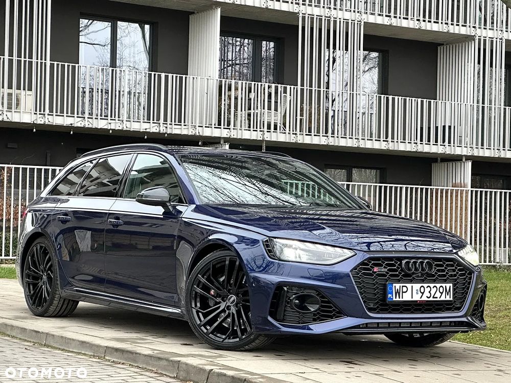 Audi RS4 Limousine - 1