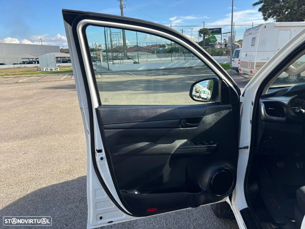 Toyota Hilux 2.4 D-4D 4WD CD CM - 12