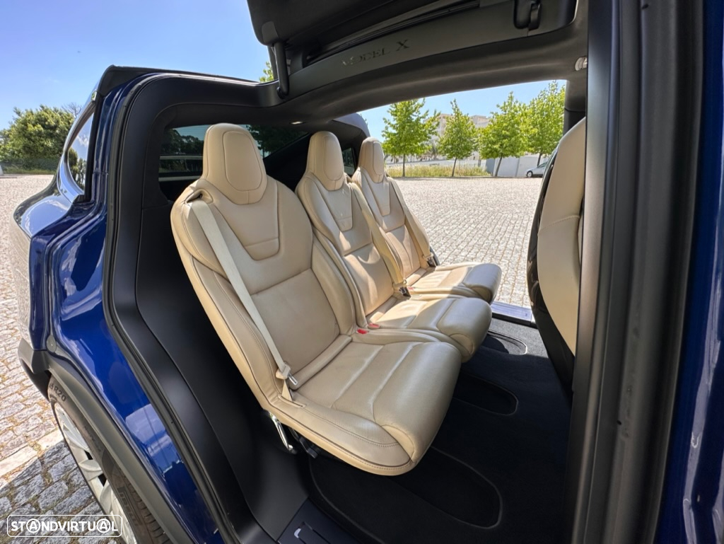 Tesla Model X 90D - 8