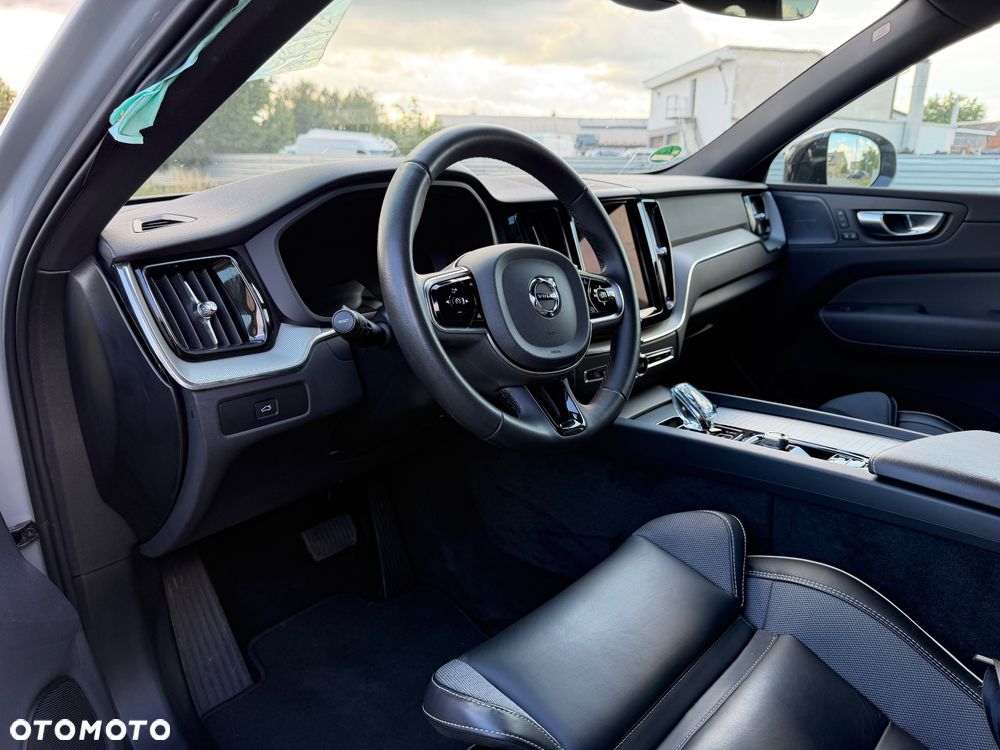 Volvo XC 60 B4 B Plus Dark - 21