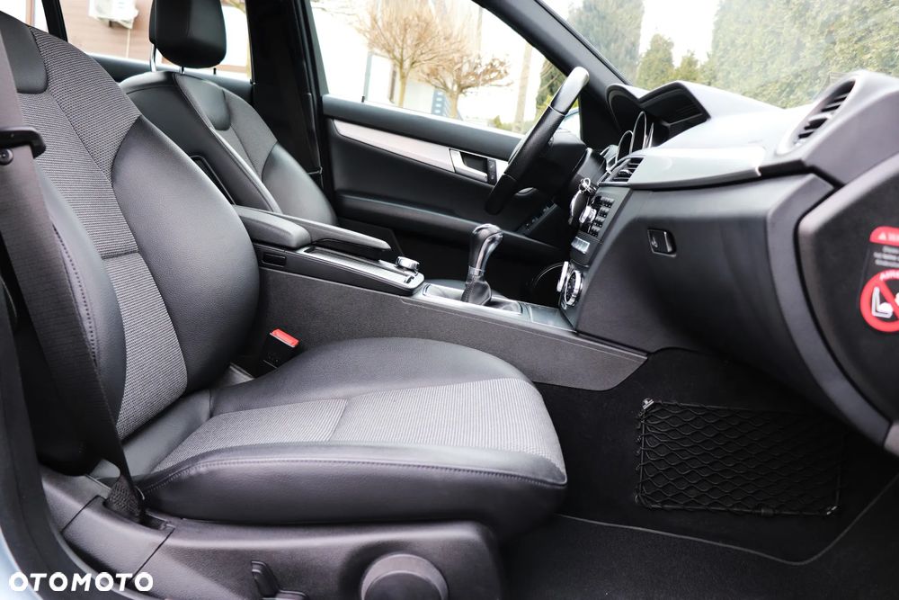 Mercedes-Benz Klasa C 200 Avantgarde Edition - 28