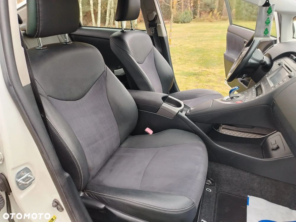 Toyota Prius (Hybrid) Executive - 11