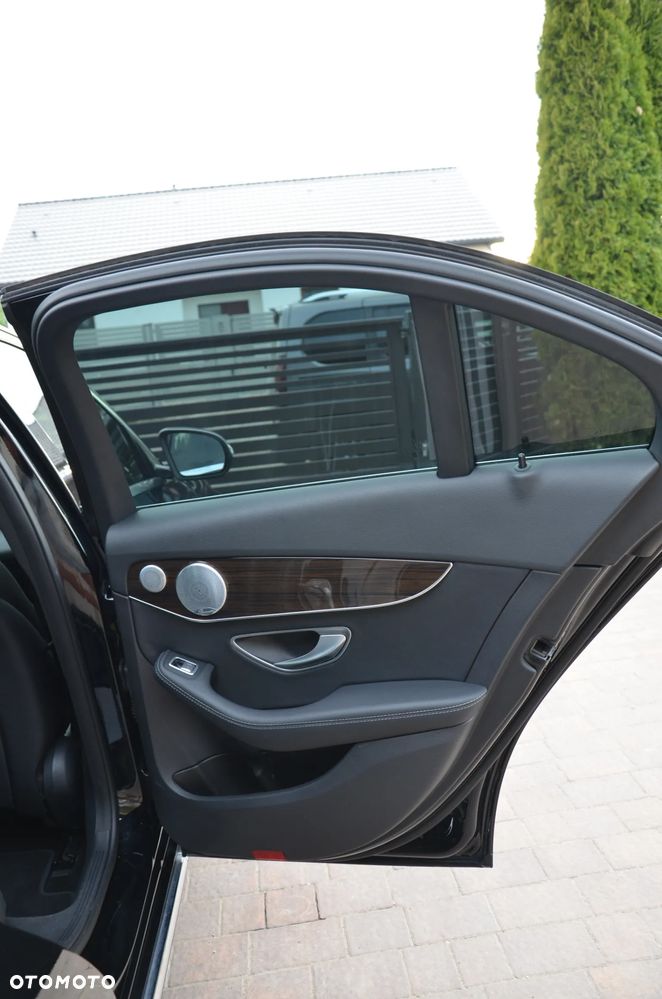 Mercedes-Benz Klasa C 300 4Matic 9G-TRONIC Exclusive - 25