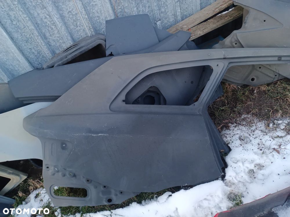 Błotnik tylny tył prawy Avensis T27 kombi