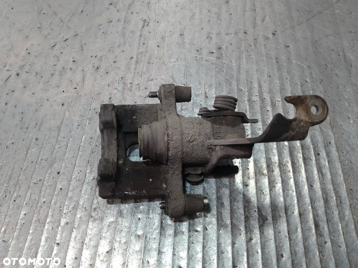 ZACISK HAMULCOWY PRAWY TYŁ NISSAN PRIMERA P12 1.9 - 3