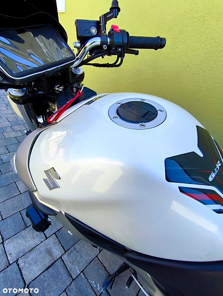 Suzuki GSR - 7