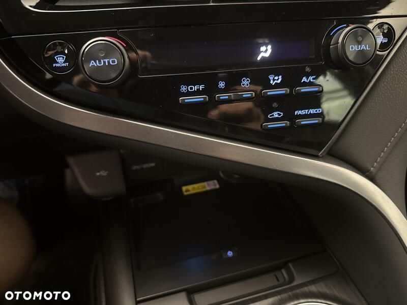 Toyota Camry 2.5 Hybrid Executive CVT - 17