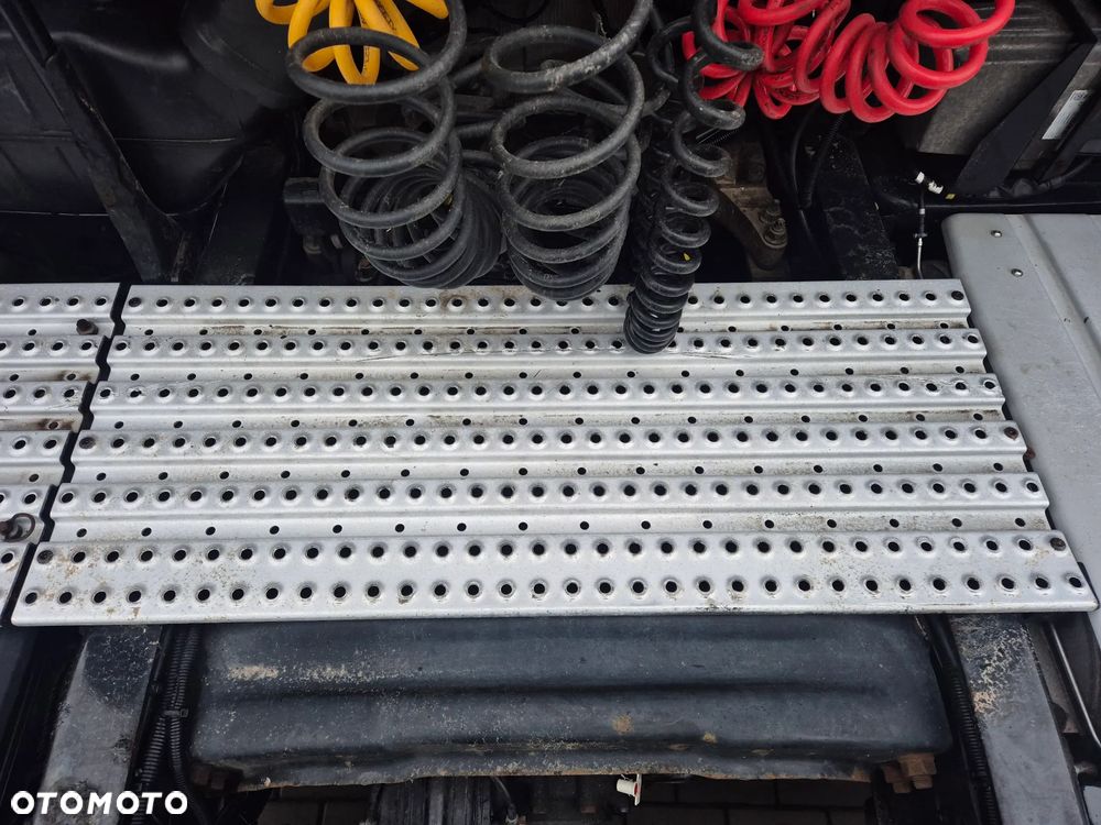 BLACHA PODEST ROBOCZY ŚRODKOWY MAN TGX TGS EURO 6 STAN WIDOCZNY NA ZDJĘCIACH - 1