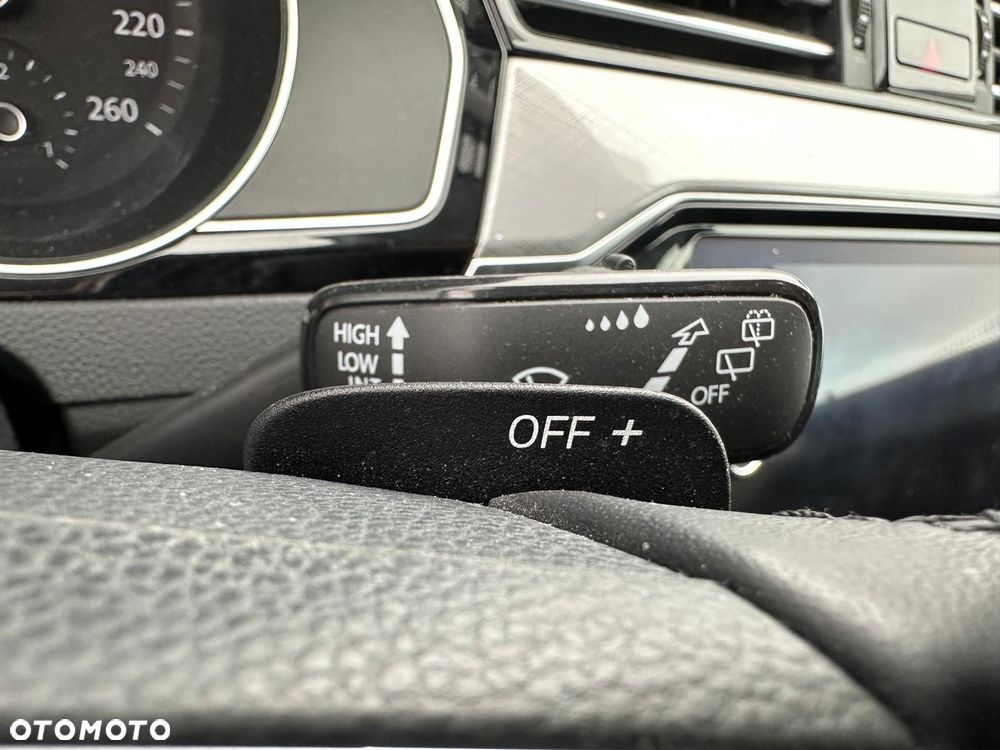 Volkswagen Passat Variant 2.0 TDI SCR DSG R-Line - 16