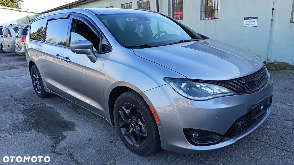 Chrysler Pacifica - 2