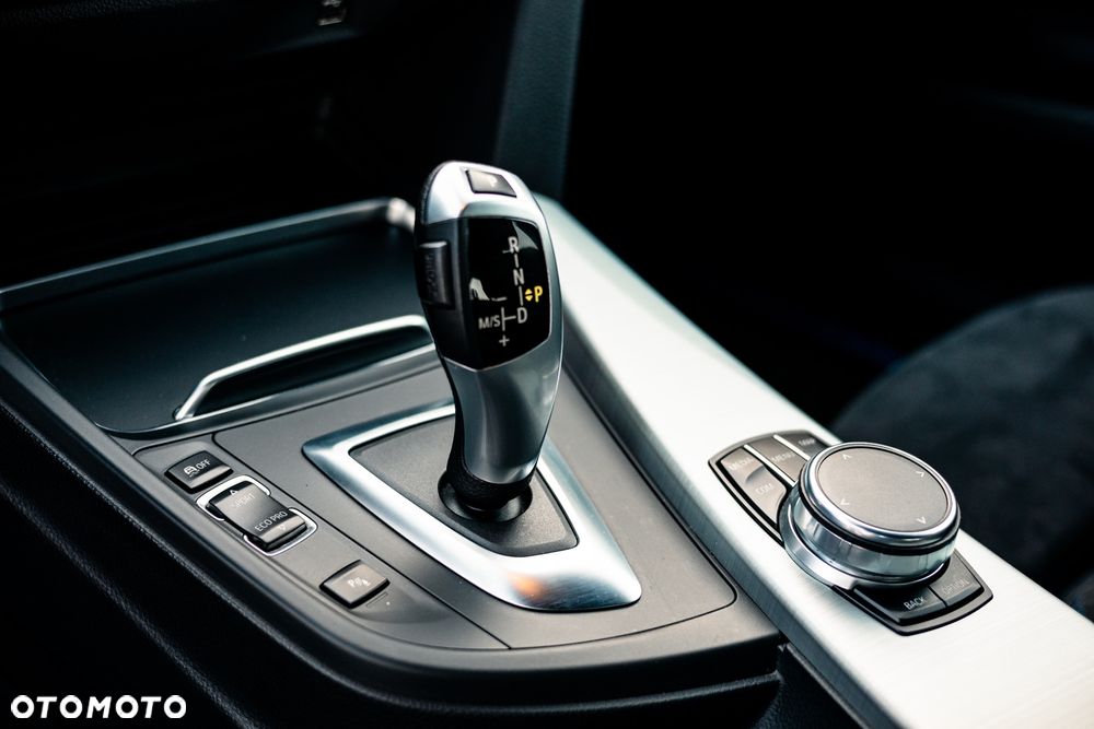 BMW Seria 3 325d M Sport - 8