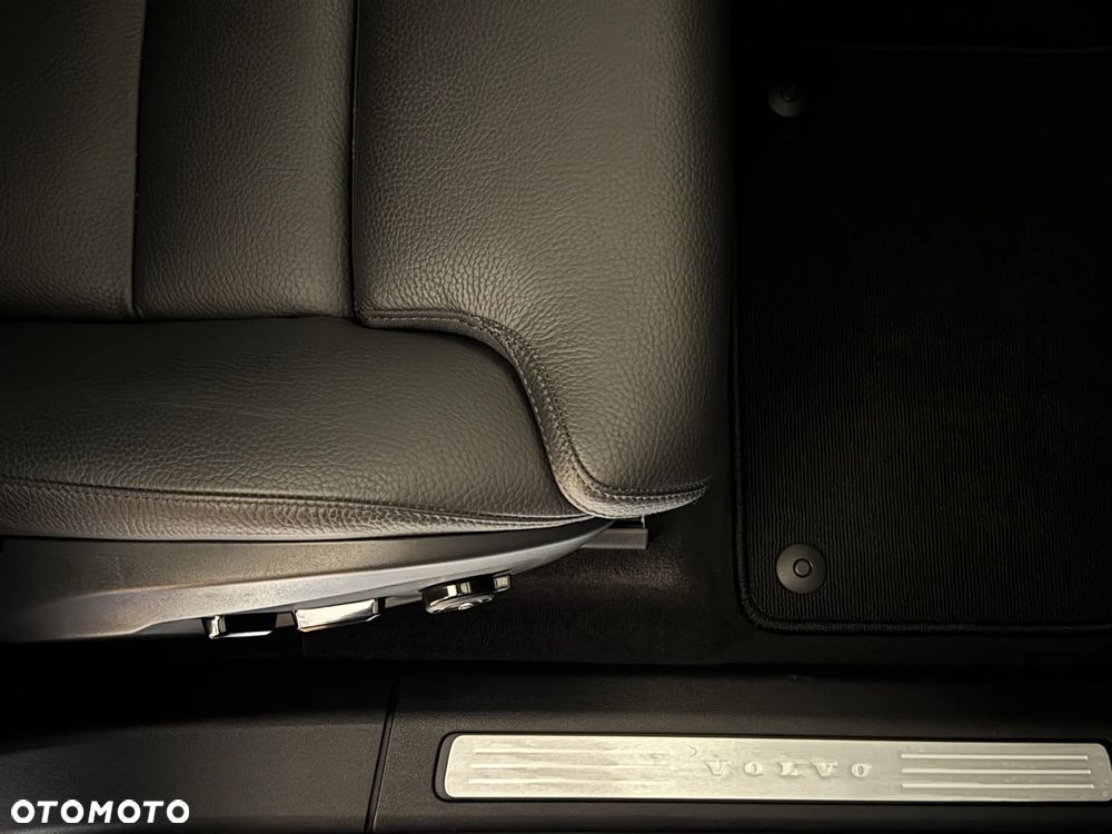 Volvo XC 60 B4 D AWD Plus Dark - 27