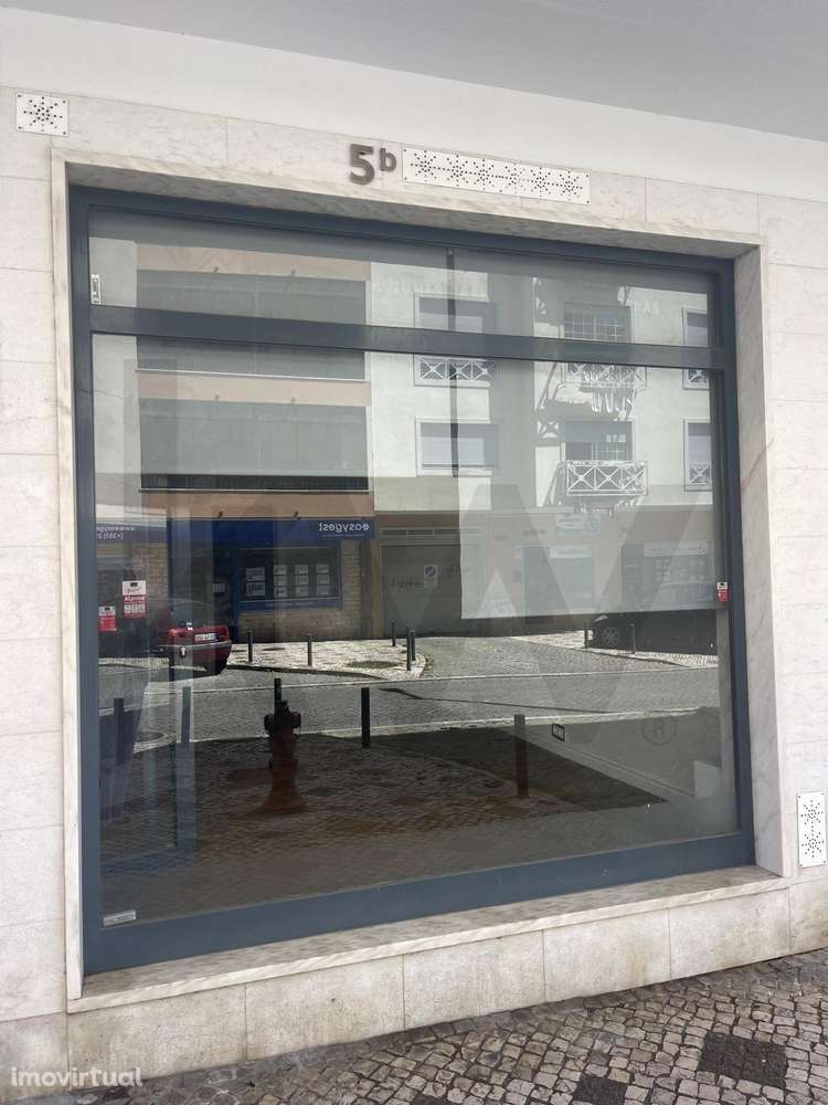 Espaço Comercial de 48m2 , garagem e zona de arrumos  junto à Estação - Grande imagem: 3/21