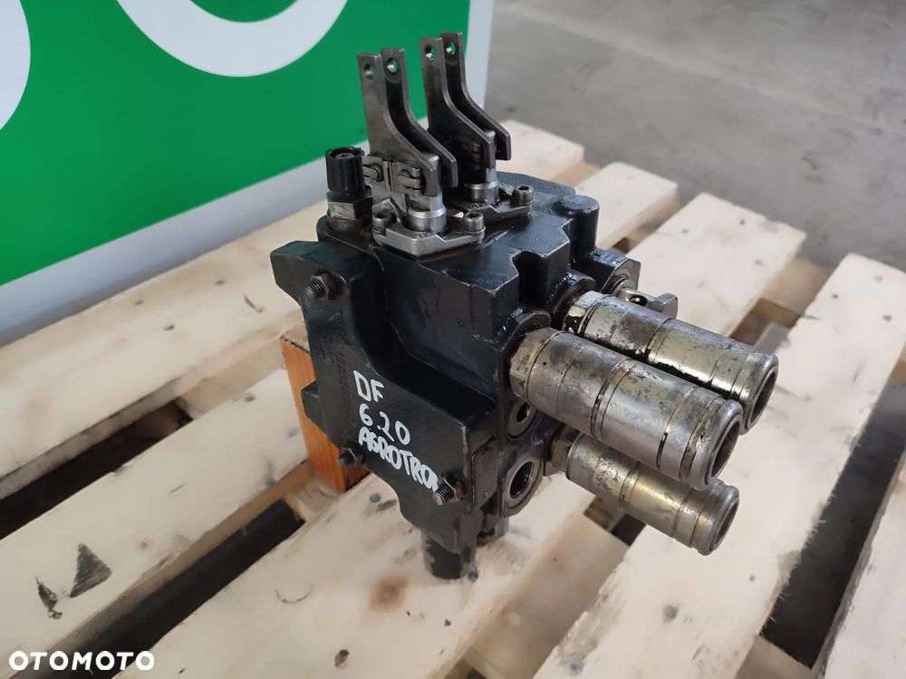 Rozdzielacz hydrauliczny gniazda DEUTZ FAHR AGROTRON 6.20 - 8