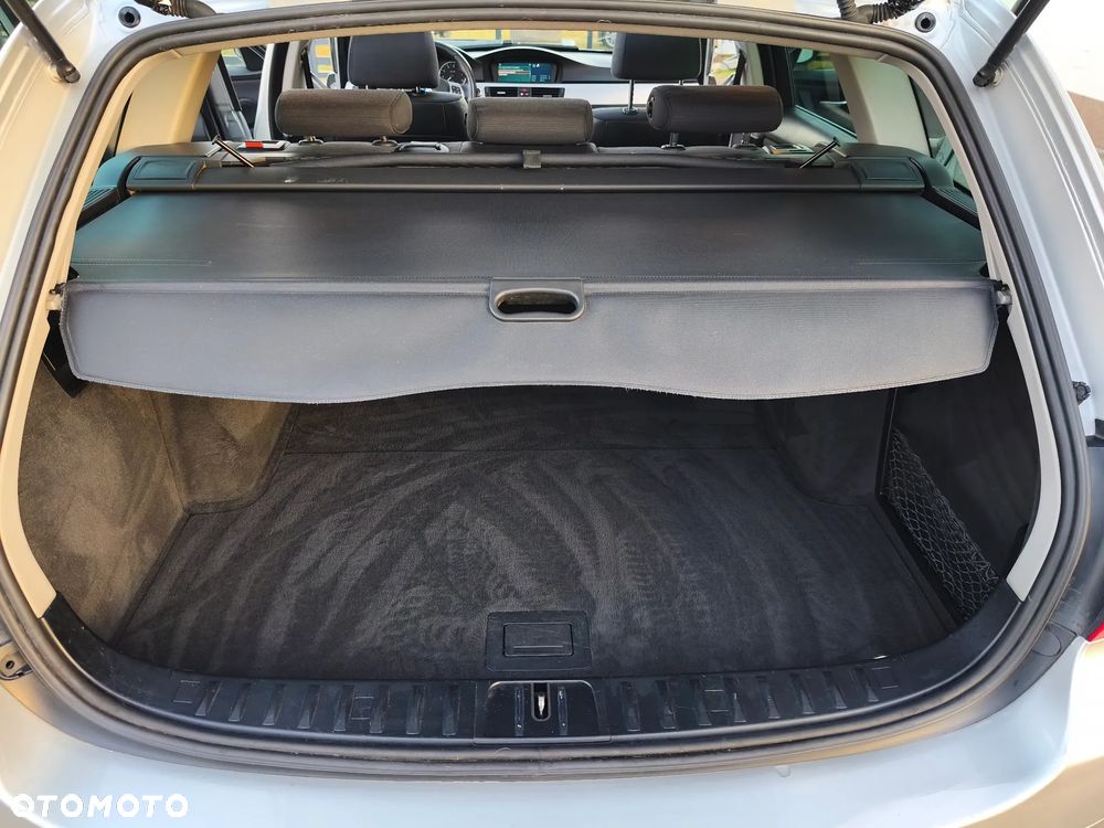 BMW Seria 3 330i - 28