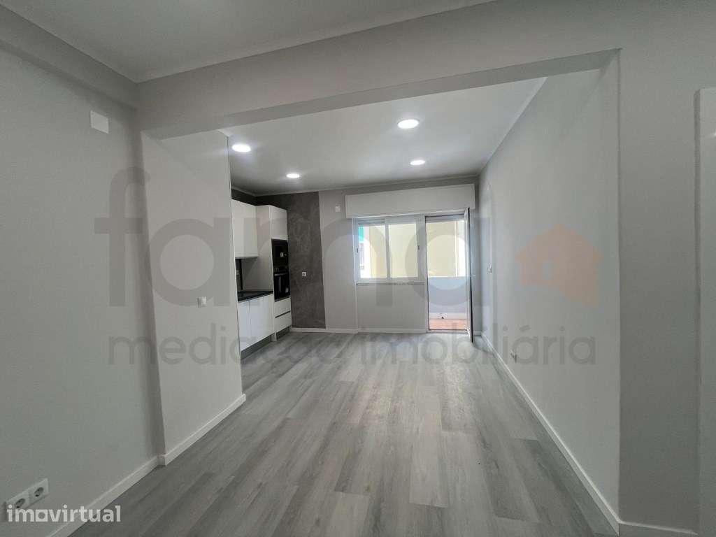 Apartamento T1 Remodelado com Varanda e Elevador - Grande imagem: 4/20