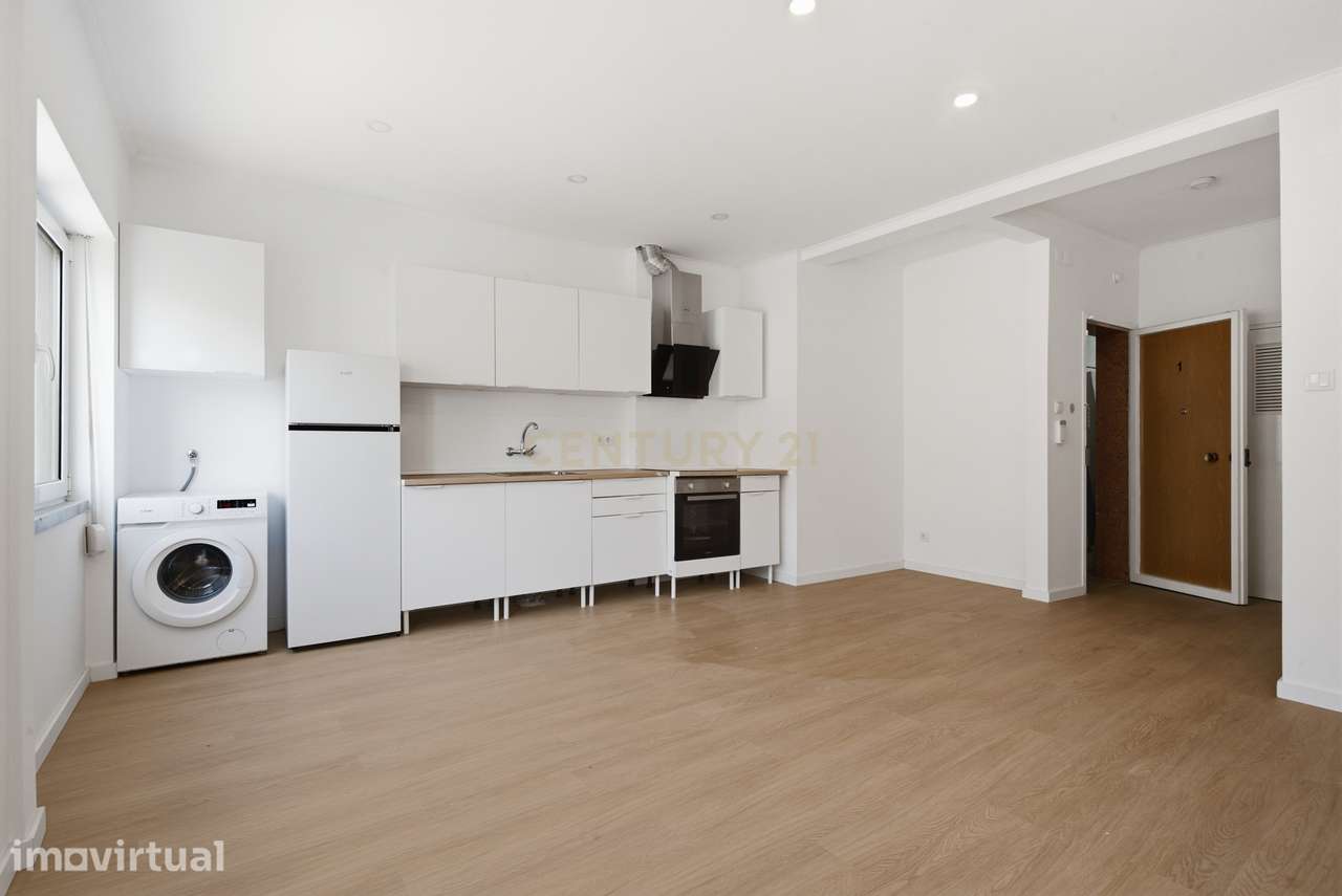 Apartamento T2 Totalmente Remodelado no Centro de Peniche - Grande imagem: 2/15