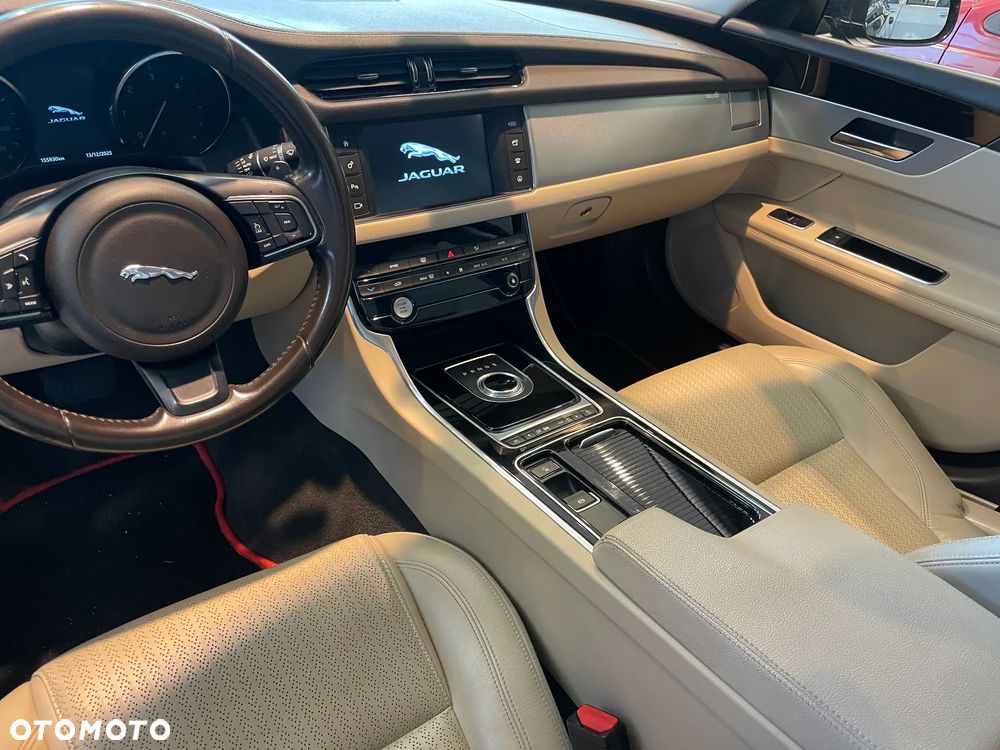 Jaguar XF 2.0 i4D AWD Pure - 9