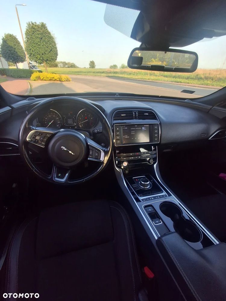 Jaguar XE 2.0 T R-Sport - 9