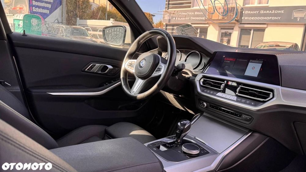 BMW Seria 3 330i Sport Line - 12