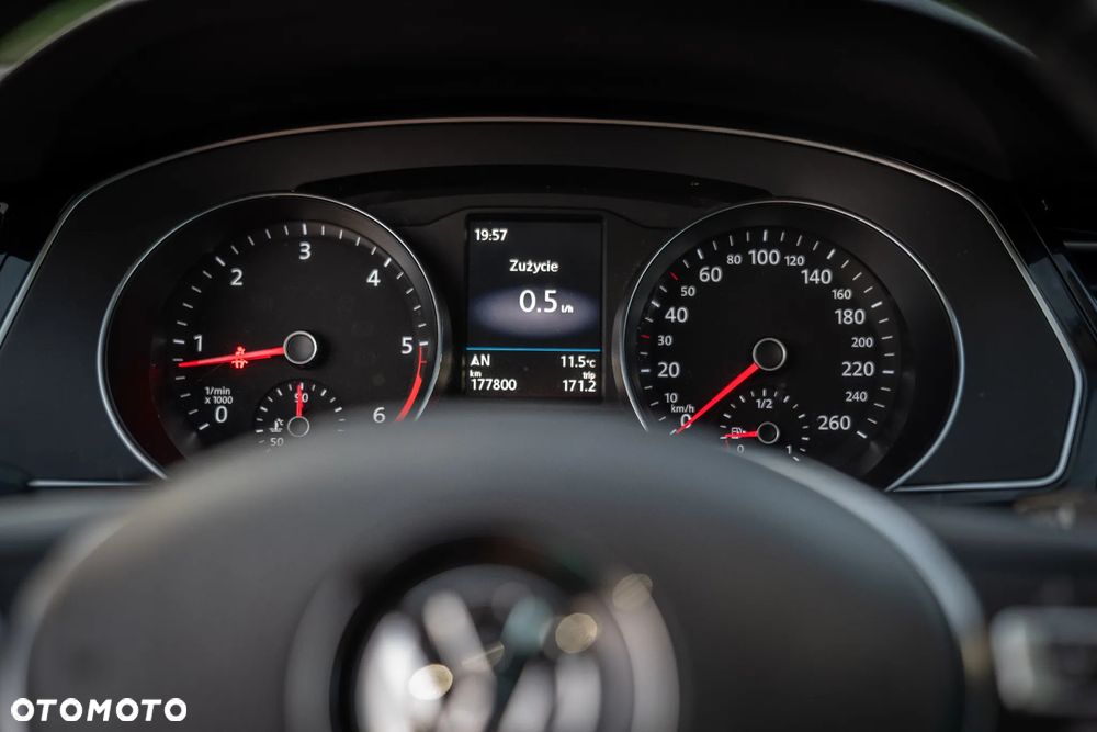 Volkswagen Passat - 16