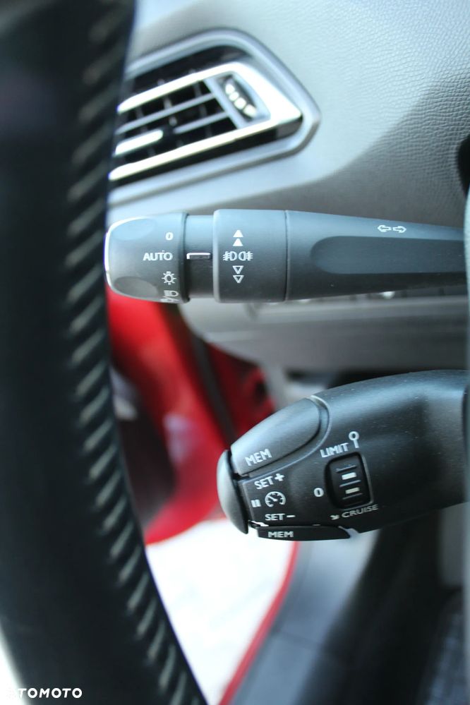 Peugeot 308 1.2 PureTech Allure S&S - 17