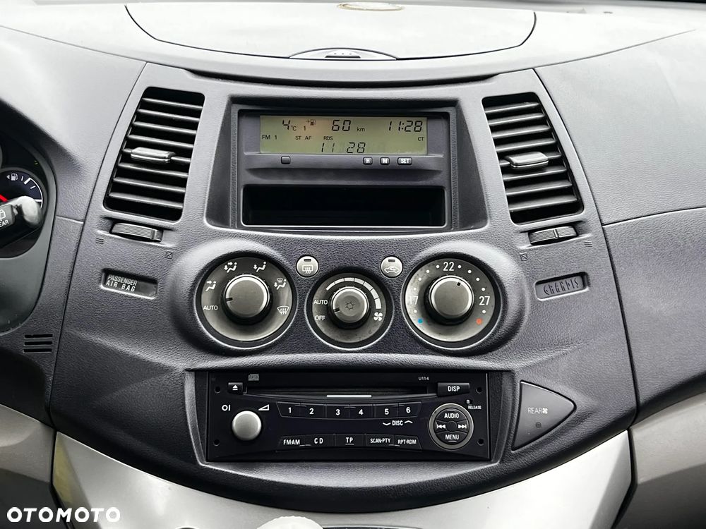 Mitsubishi Grandis 2.4 Intense - 17