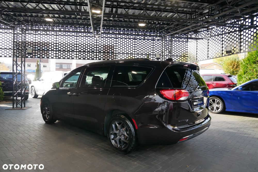 Chrysler Pacifica - 4