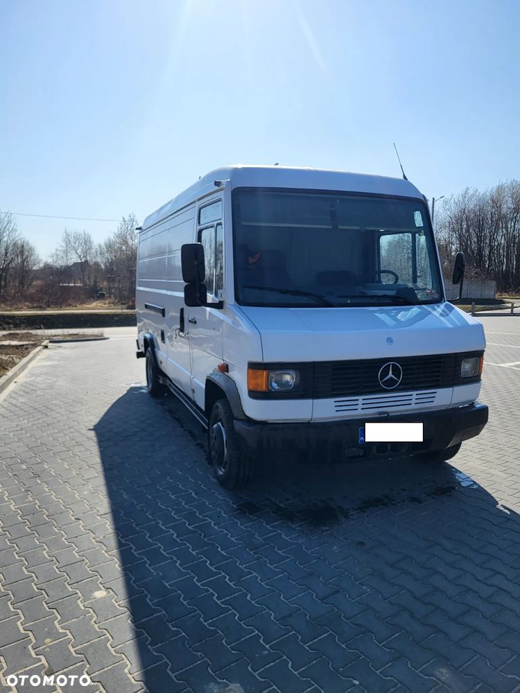 Mercedes-Benz 709 - 1