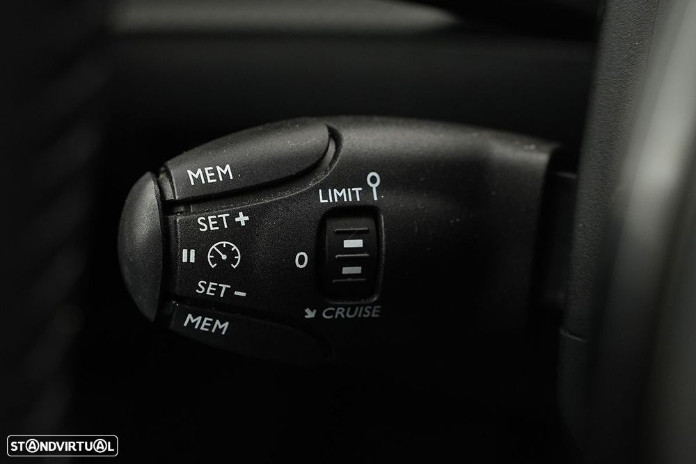 Peugeot 2008 1.2 PureTech Allure - 17