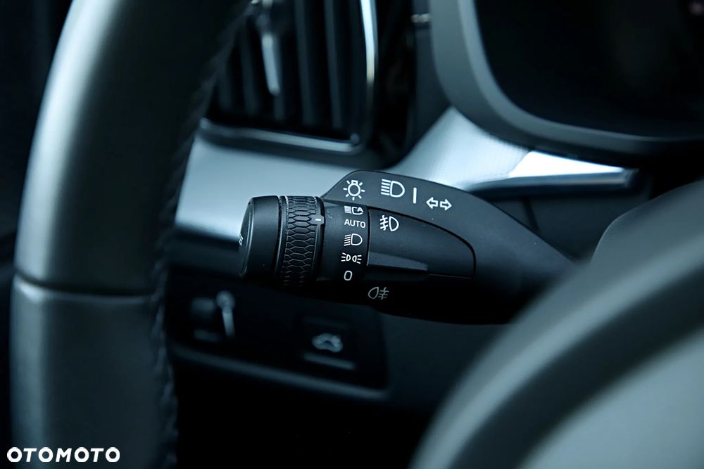 Volvo XC 60 B4 D AWD R-Design - 25
