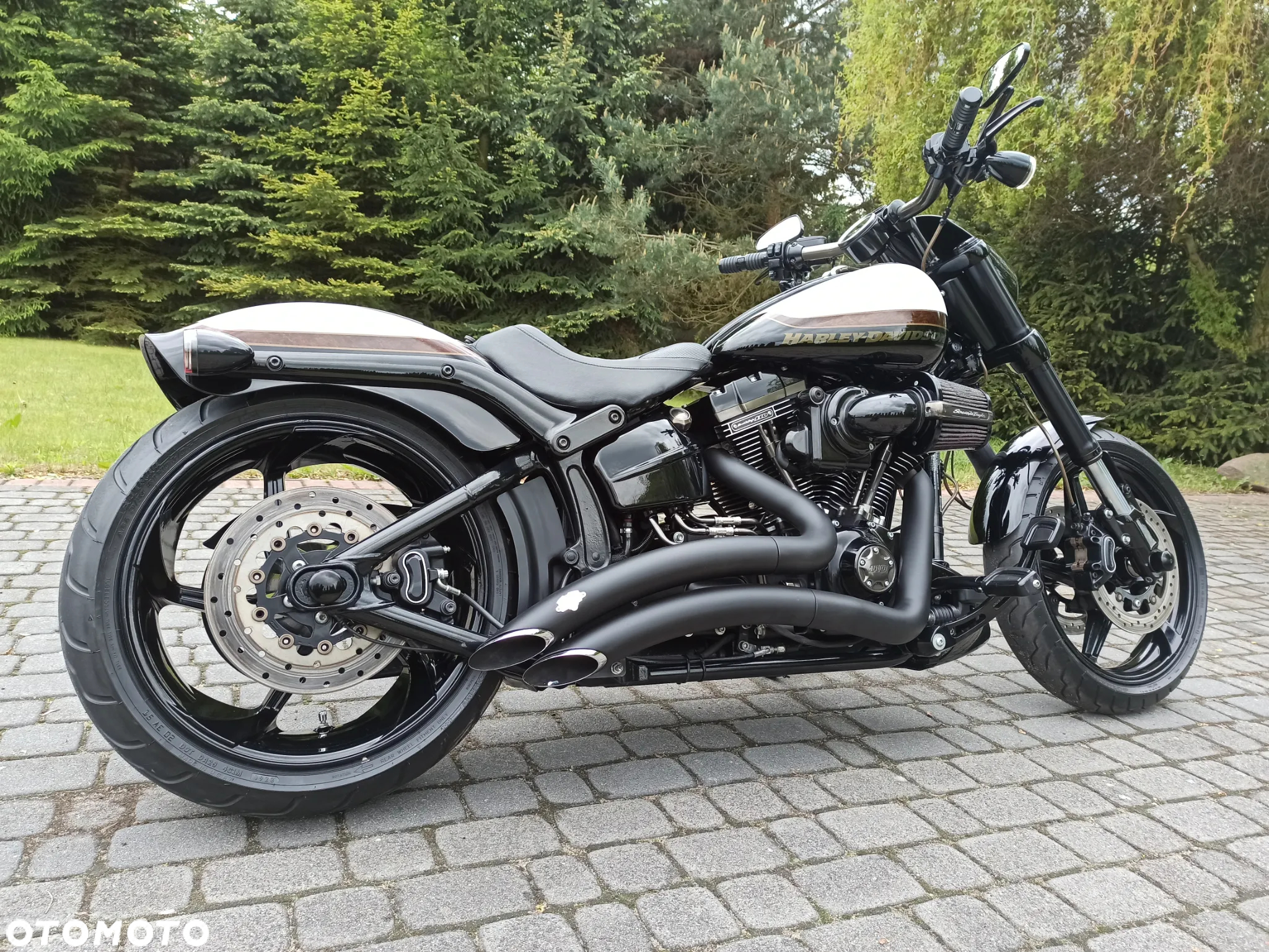 Harley-Davidson Softail Breakout - 11
