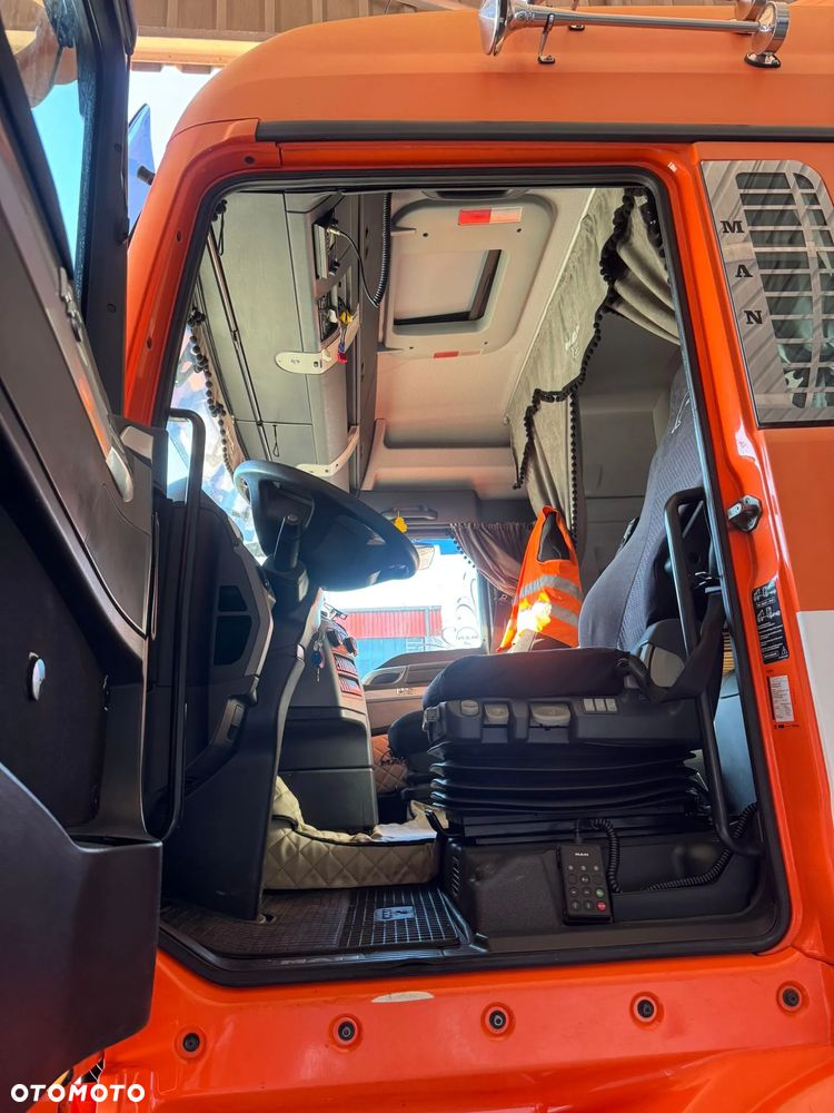 MAN TGX 26.480 • HDS Atlas 145.2 •Oś podnoszona i skrętna 426 tys. km - Zestaw z przyczepą Schwarzmüller Oś przednia – resory piórowe, tylna – pneumatyka • - 33