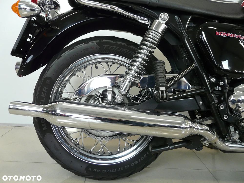 Triumph Bonneville - 24