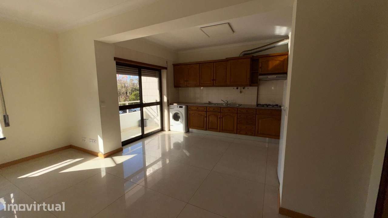 Apartamento T2 com 2 casas de banho e varanda. Junto a hipermercado... - Grande imagem: 3/23