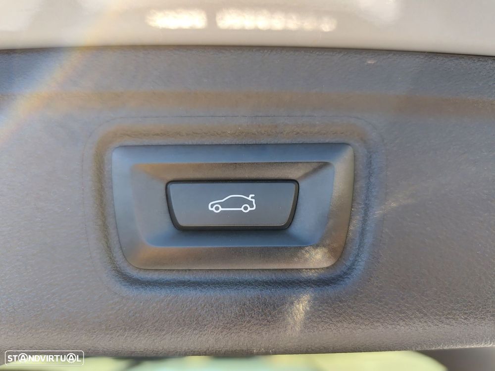 BMW 320 d Touring Pack Desportivo M Auto - 37