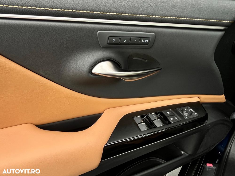 Lexus Seria ES 300h 2.5 TNGA HV 25H- 4X2 CVT Executive - 29