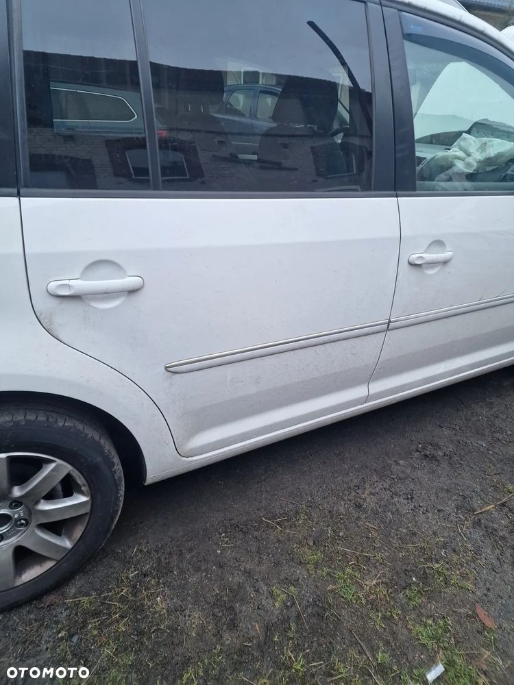 Drzwi  prawy tył vw Touran  03-15  w  kolorze  LB9A - 1