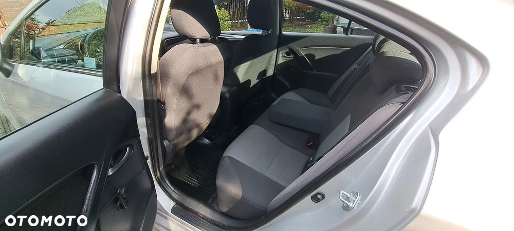 Toyota Avensis 1.6 Active - 12