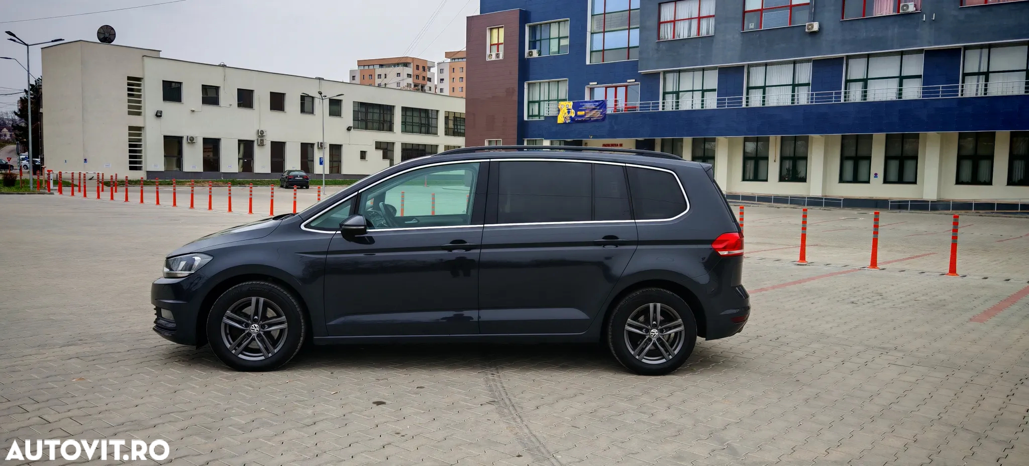 Volkswagen Touran 2.0 TDI DSG Comfortline - 3