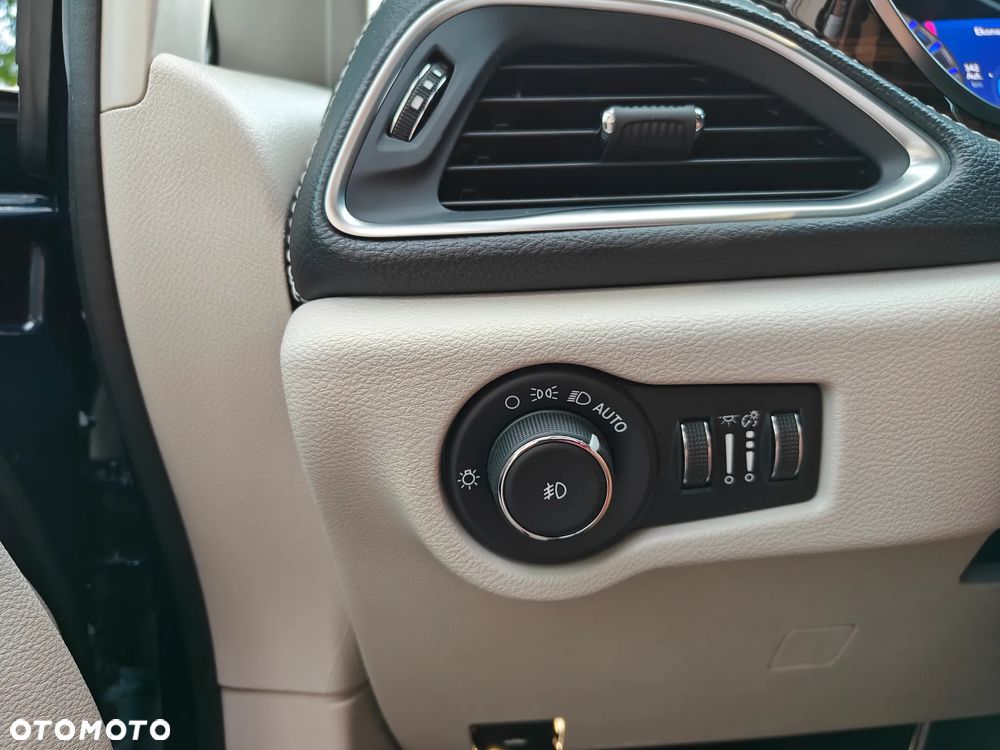 Chrysler Pacifica - 24