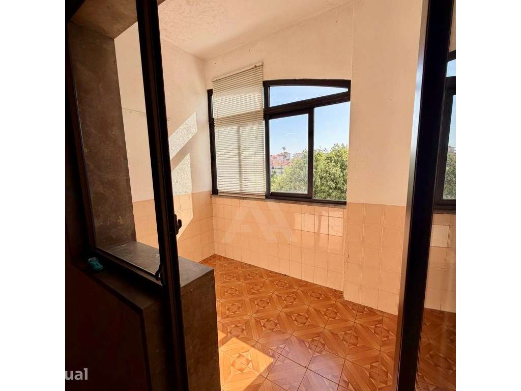 Apartamento T2 com garagem box, no Estoril - Grande imagem: 3/15