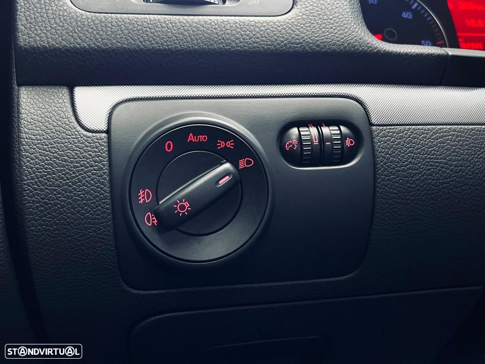 VW Jetta 2.0 TDI Highline - 27