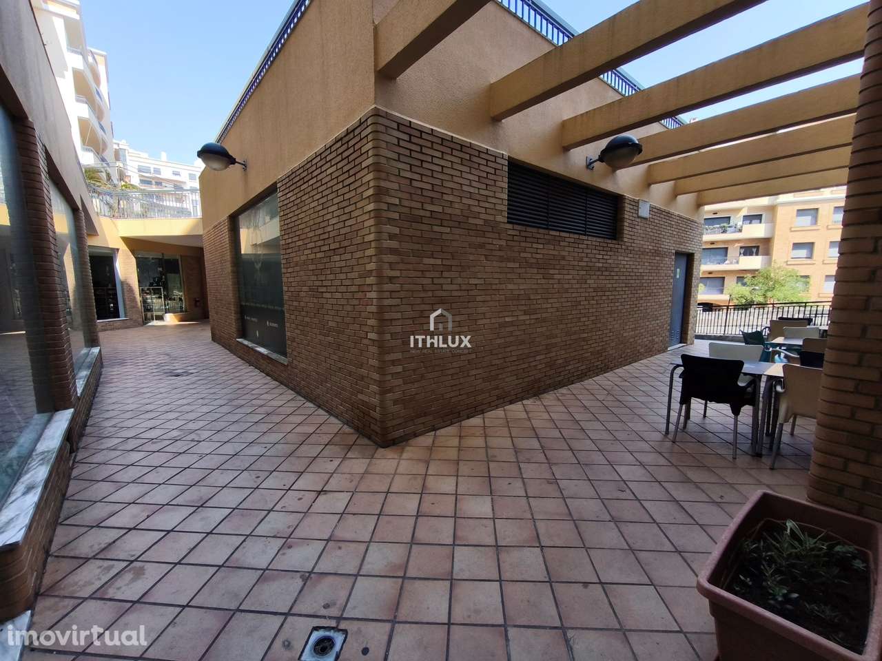 Loja na Quinta do Almirante, com saída de fumos e garagem - Grande imagem: 4/25